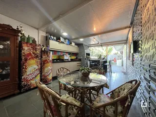 Foto de uma área de jantar com móveis de vime e armários na residência.