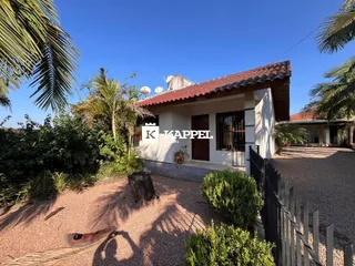 Fachada de uma casa em Lajeado, Brasil, com telhado de telhas vermelhas.