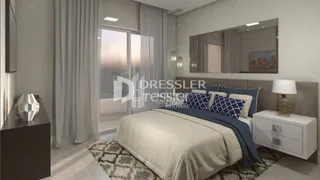 Quarto com cama e espelho em um imóvel.