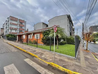 Fachada de uma residência em Lajeado, Brasil, com cerca e jardim.