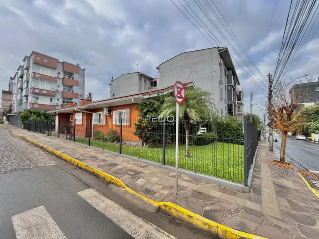 Fachada de uma residência em Lajeado, Brasil, com cerca e jardim.
