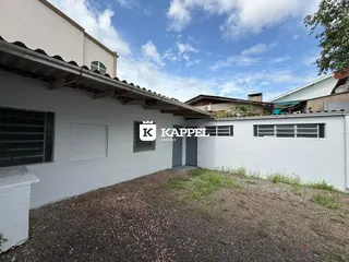 Fachada externa de uma residência branca com telhado visível em Lajeado.
