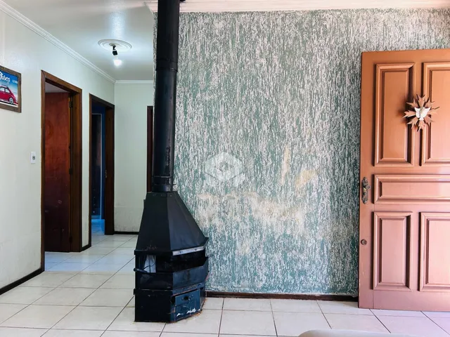 A foto mostra um corredor interno com paredes texturizadas e portas de madeira.