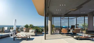 Sala de estar com vista para a paisagem externa.