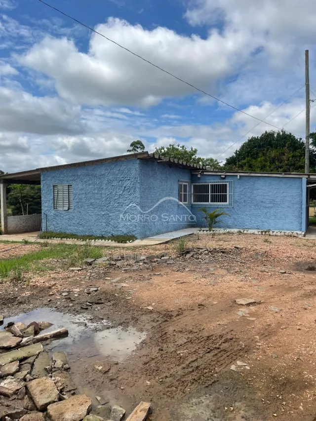 Fachada externa de uma residência azul em Lajeado, Brasil.