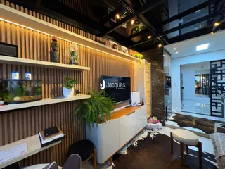 Interior de uma sala de estar moderna com estantes e decoração de madeira.