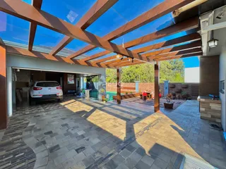 Vista externa de uma área pavimentada com pérgola em Lajeado, Brasil.