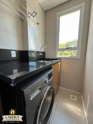 Foto de uma cozinha interna com máquina de lavar roupa e janela.