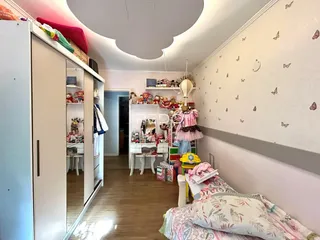 Foto de um quarto com armário e cama em um imóvel.