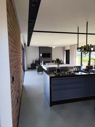 Ambiente interno moderno com piso de cerâmica e detalhes em madeira.
