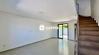 Foto de um ambiente amplo e vazio com paredes brancas e piso claro.