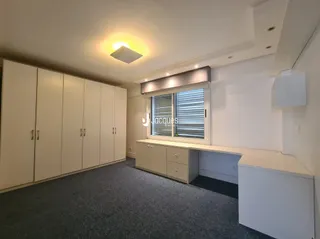 Ambiente interno com armários embutidos e um balcão longo.