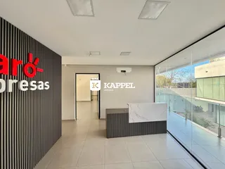 Foto do hall de entrada de um imóvel moderno com balcão de recepção.