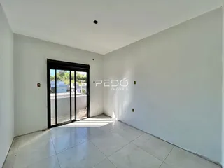Ambiente interno de uma propriedade com porta de vidro voltada para o exterior.