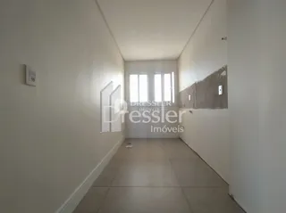Corredor interno de uma residência com paredes brancas e piso claro.
