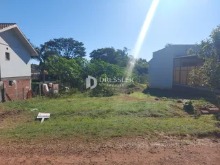 Vista externa de uma propriedade em Lajeado, Brasil com gramado e vegetação.