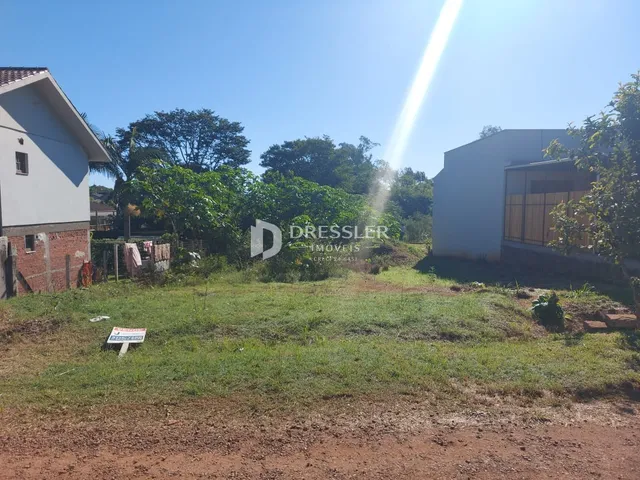 Vista externa de uma propriedade em Lajeado, Brasil com gramado e vegetação.