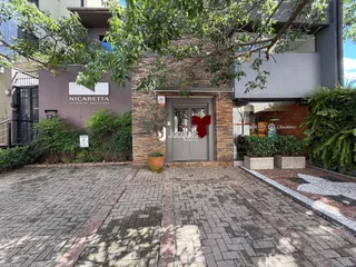 Fachada de um imóvel residencial em Lajeado, Brasil com jardim frontal.