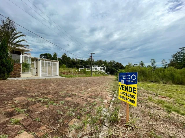 Fachada de uma residência com terreno aberto na frente em Lajeado, Brasil.