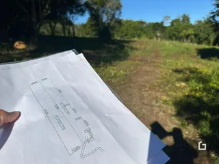 Planta baixa de um imóvel em Lajeado, Brasil, sendo segurada pela pessoa.