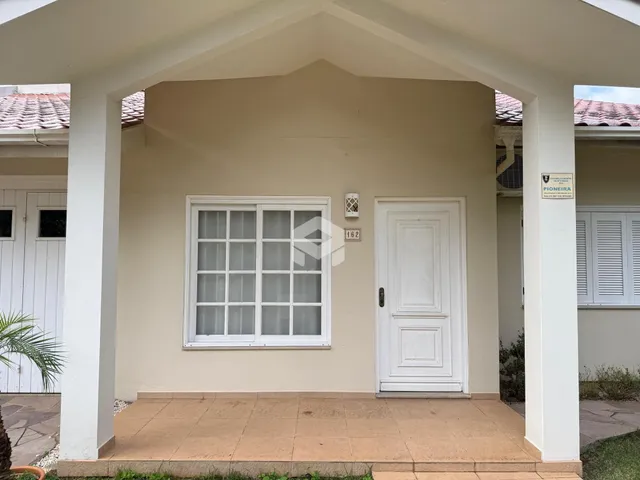 Fachada de uma casa em Lajeado, Brasil com portico branco.
