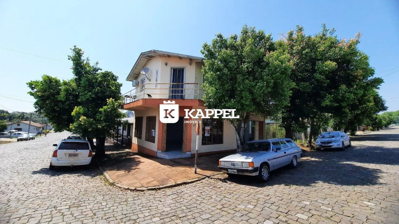Fachada de uma casa residencial em Lajeado, Brasil, com árvores ao redor.