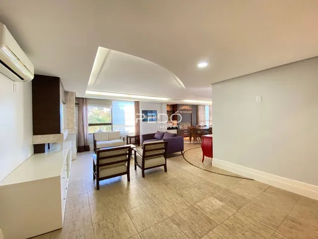 Sala de estar com piso de cerâmica e móveis de madeira.