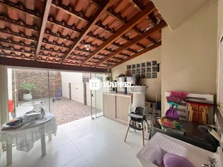 Sala de estar com teto de madeira e acesso a uma área externa.