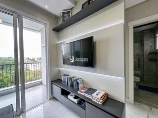 Vista da sala com porta de vidro e varanda.
