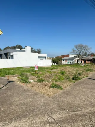 Fachada branca de uma casa moderna em Lajeado, Brasil.