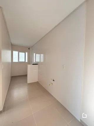 A foto mostra um corredor interno de uma residência.