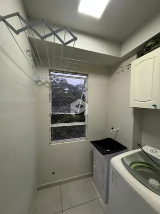 Foto de um cômodo interno com janela e grade de segurança.