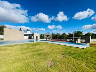 Vista externa de uma residência com piscina e jardim em Lajeado.