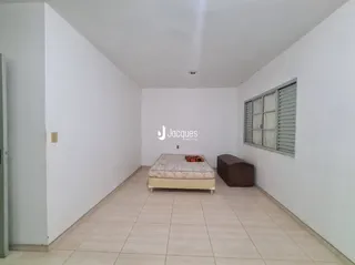 Corredor interno com piso de cerâmica e paredes brancas.