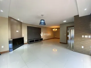 Sala de estar ampla com piso de porcelanato branco e lareira moderna.