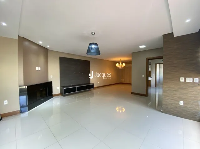 Sala de estar ampla com piso de porcelanato branco e lareira moderna.