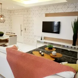 Parede texturizada com estrutura de madeira em um ambiente interno.