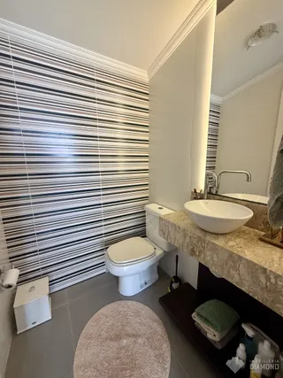 Banheiro moderno com revestimento listrado e piso cinza