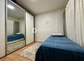 Quarto com cama e espelho em um imóvel.