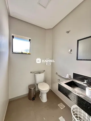 Foto interna de um banheiro simples com vaso sanitário branco.