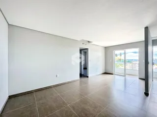 Vista interna de um ambiente com piso de cerâmica e paredes brancas.