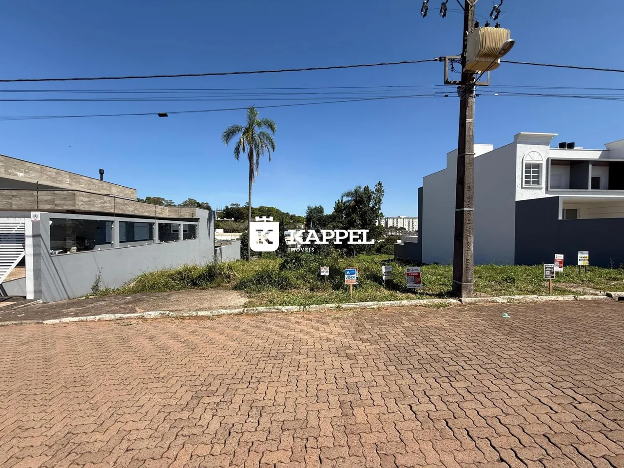 Foto da fachada de uma propriedade em Lajeado, Brasil, mostrando o entorno.