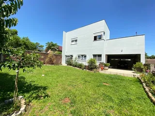 Fachada de uma residência moderna em Lajeado, Brasil, com jardim gramado.