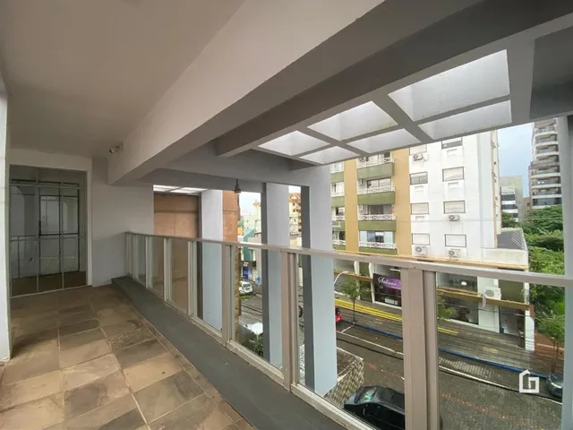 Vista de um corredor com sacada de um imóvel em Lajeado.