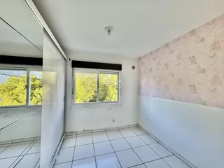 Interior de uma sala com piso de cerâmica e parede decorada.