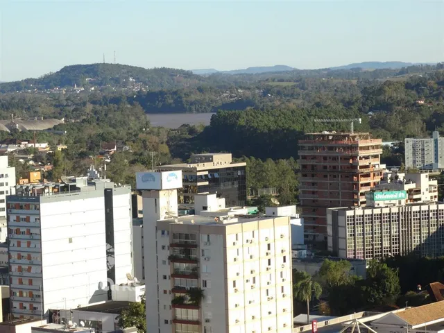 Vista panorâmica da paisagem urbana de Lajeado, Brasil, com colinas e corpos d'água ao fundo.