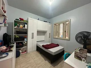Quarto com armários e janela em um imóvel no Brasil.