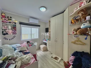 Quarto com cama e armários em um imóvel no Brasil.