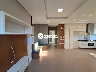 Ambiente interno moderno com sala de estar e cozinha integradas em um imóvel.