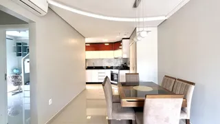 Imagem de uma sala de jantar e cozinha em um imóvel no Brasil.